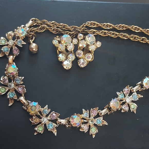 Vintage rhinestones floral design some uranium glass necklace and earrings set - Picture 3 of 13
